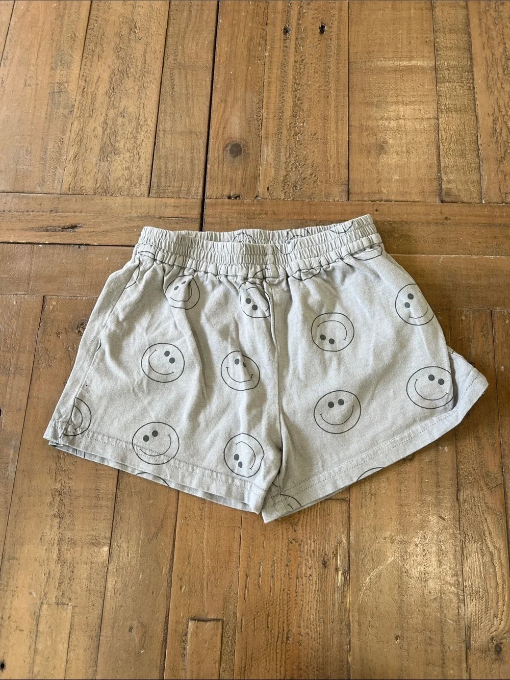 Indy & pippa gray smiley face print top and shorts set 3T